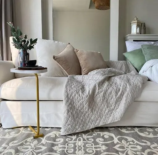 Apartment -condo- Petite Residential